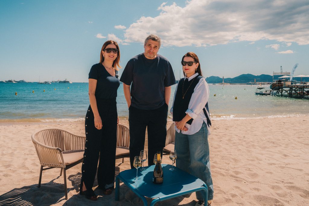 Amalia Enache, Radu Jude și Alexandra Tănăsescu la Cannes/ foto: Nicolae Anghel pentru Jidvei