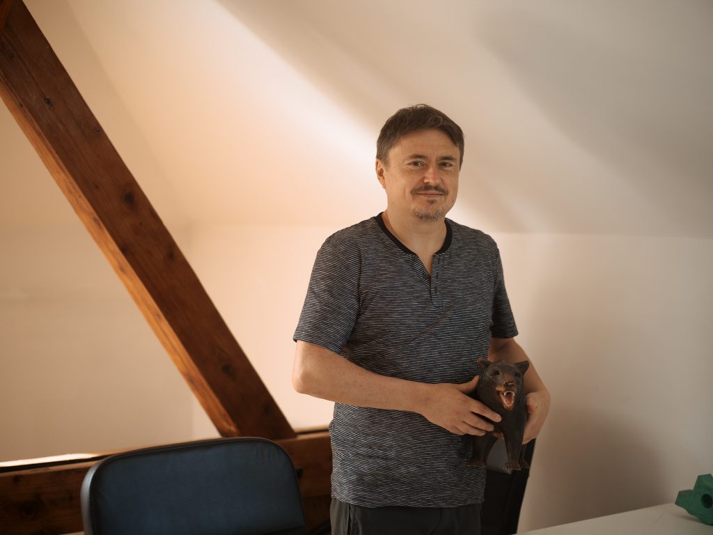 Cristian Mungiu în biroul său din București, septembrie 2023/ foto: Adi Bulboacă pentru Cultura la dubă