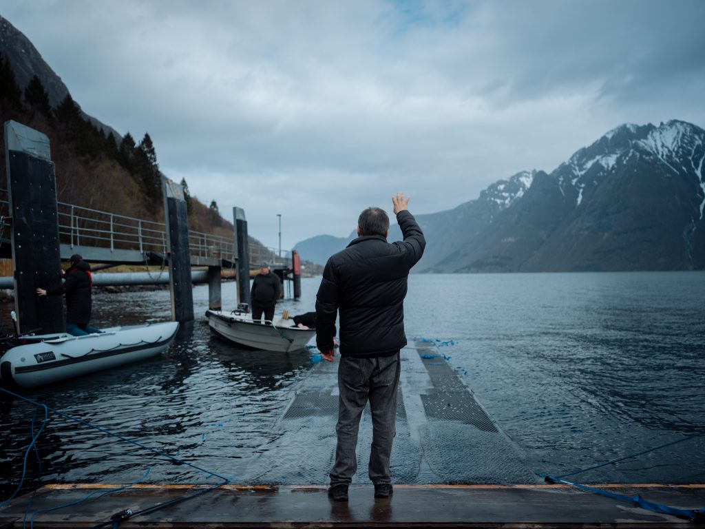 Cristian Mungiu la filmările Fjord, Norvegia 2025/ foto: Adi Bulboacă pentru Cultura la dubă