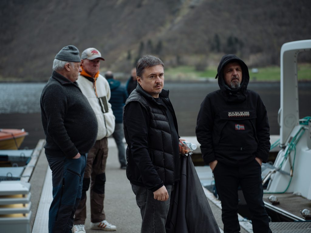Cristian Mungiu la filmările Fjord, Norvegia 2025/ foto: Adi Bulboacă pentru Cultura la dubă