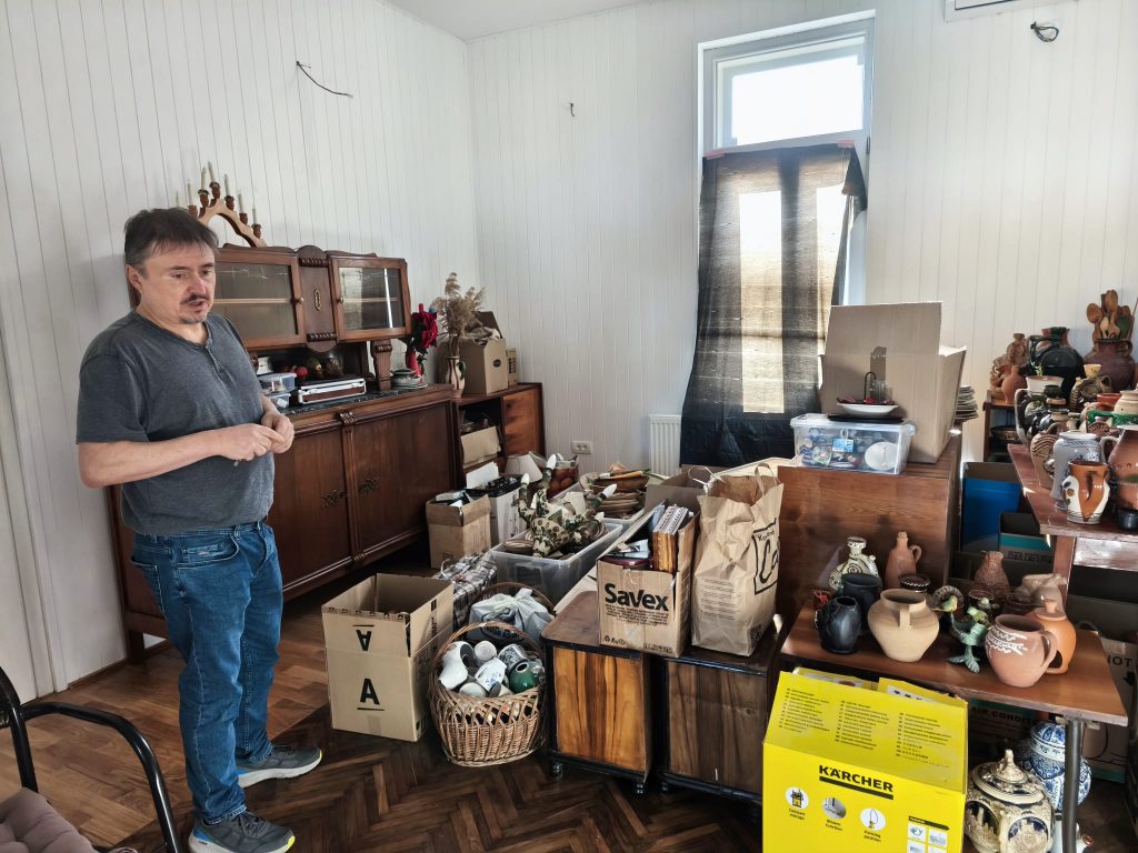 Cristian Mungiu și colecția de ceramică a tatălui/ foto: Alexandra Tănăsescu, Cultura la dubă