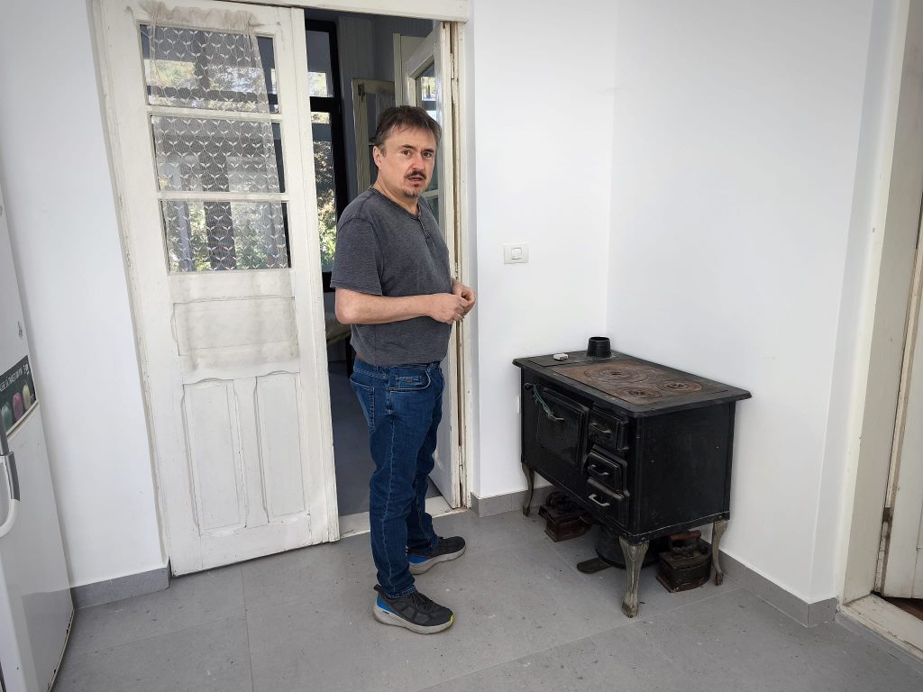 Cristian Mungiu în casa părintească din iași, lângă plita bunicii, octombrie 2025/ foto: Alexandra Tănăsescu, Cultura la dubă