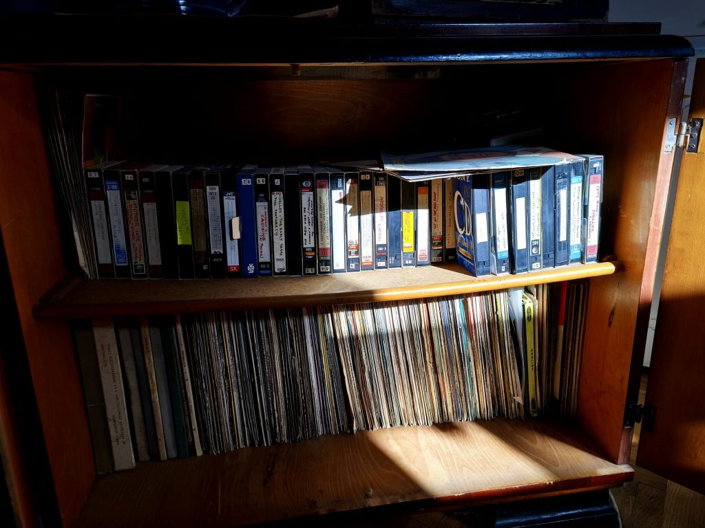 O parte din colecția de viniluri și casete ale familiei Mungiu/ foto: Alexandra Tănăsescu, Cultura la dubă