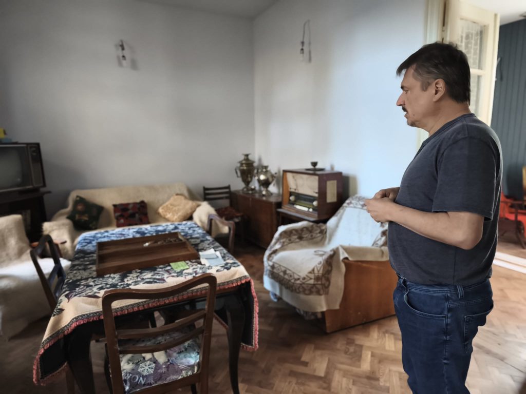 Cristian Mungiu în camera bunicilor, locul în care dormea în copilărie/ foto: Alexandra Tănăsescu, Cultura la dubă