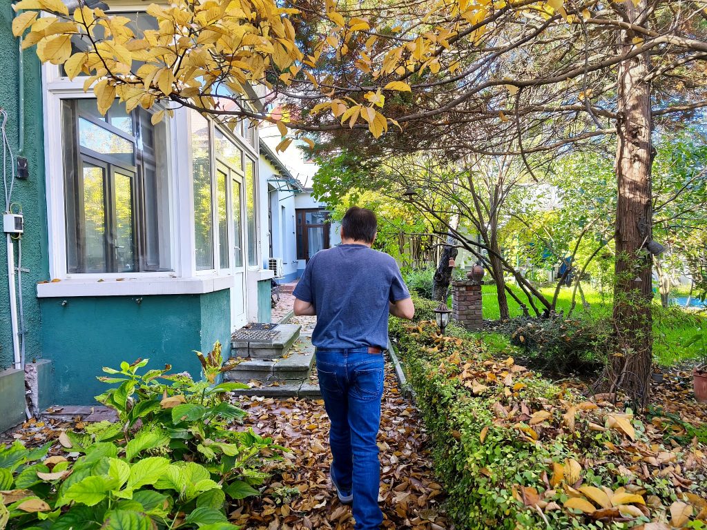 Cristian Mungiu în curtea copilăriei din Iași, lângă plita bunicii, octombrie 2025/ foto: Alexandra Tănăsescu, Cultura la dubă