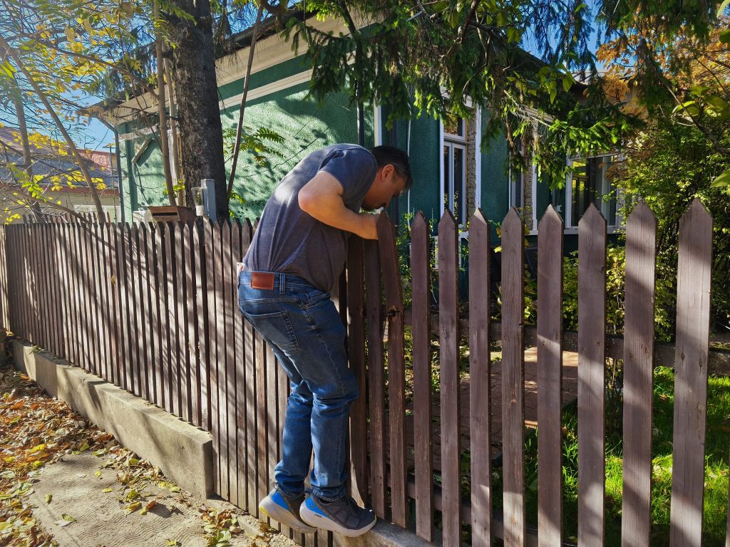 Cristian Mungiu la poarta casei sale din Iași, octombrie 2025/ foto: Alexandra Tănăsescu, Cultura la dubă