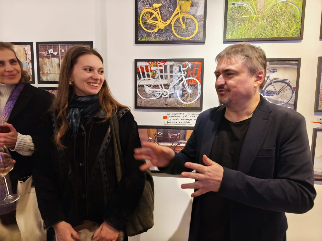 Cristian Mungiu și vizitatorii expoziției de fotografie de la Paris, Decembrie 2025/ foto: Alexandra Tănăsescu, Cultura la dubă