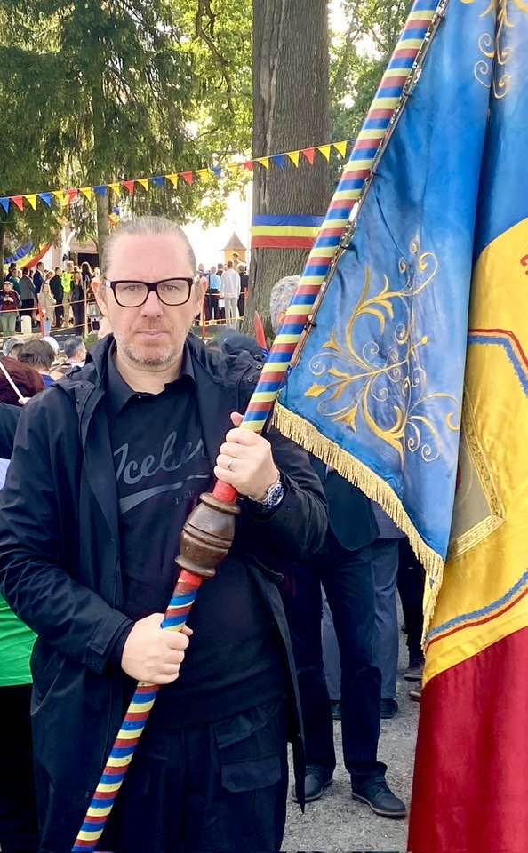 Nicolae Voiculeț, naist, la unul dintre protestele "Turul 2 înapoi"/ foto: facebook