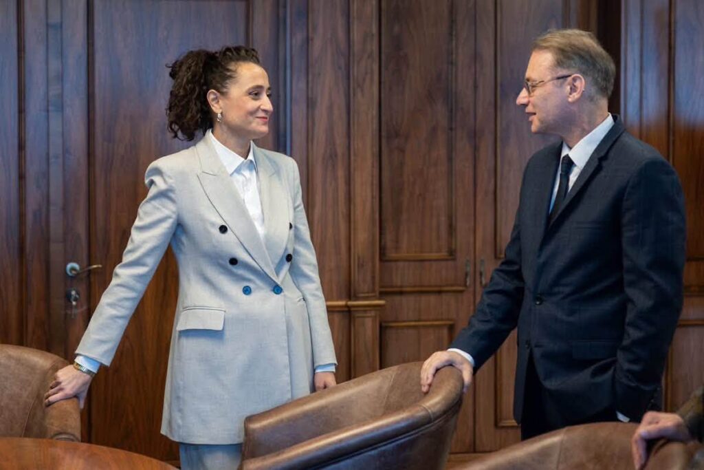 Ioana Ciocan, ministra Culturii, și Luca Niculescu, prim-ministru/ foto: Ministerul Culturii, facebook